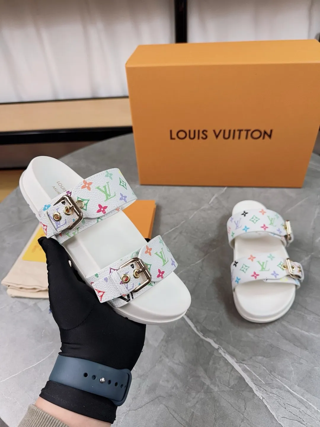 👟👟Ex-factory price 400👟👟 New slippers for spring and summer🌟The belt buckle is adjustable and elastic, full of beach style, original molded LV metal logo decoration, fashionable and beautiful, super versatile🤳🏻upper cowhide/customized imported jacquard fabric/original old-fashioned leather material, water-dyed sheepskin lining (water platform + wear-resistant velvet + rubber sole) three-layer combination outsole 🔶Size: Female 35-43 Male: 38-46